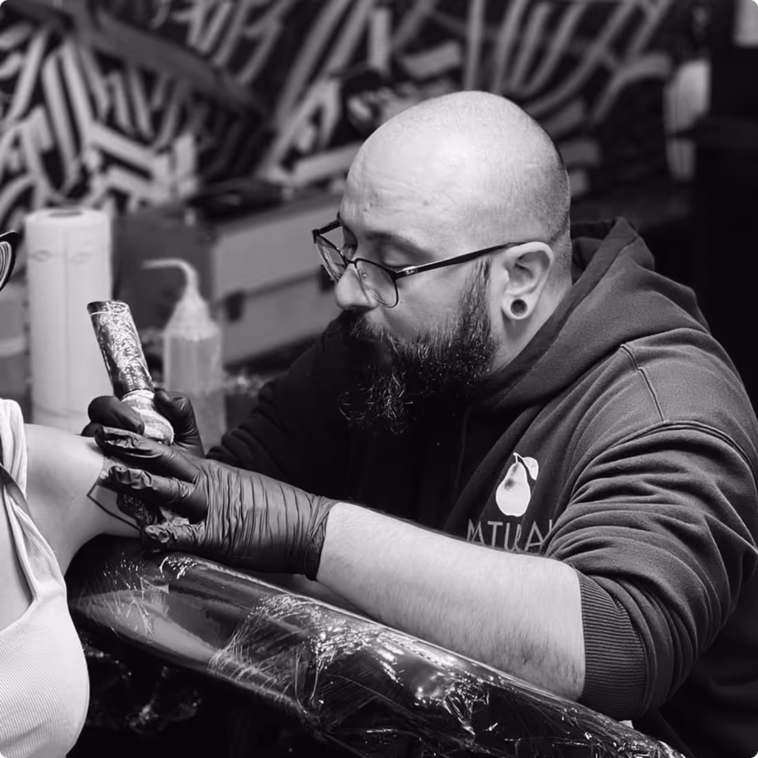 Tatto artist Nikola Stevanović u toku rada.