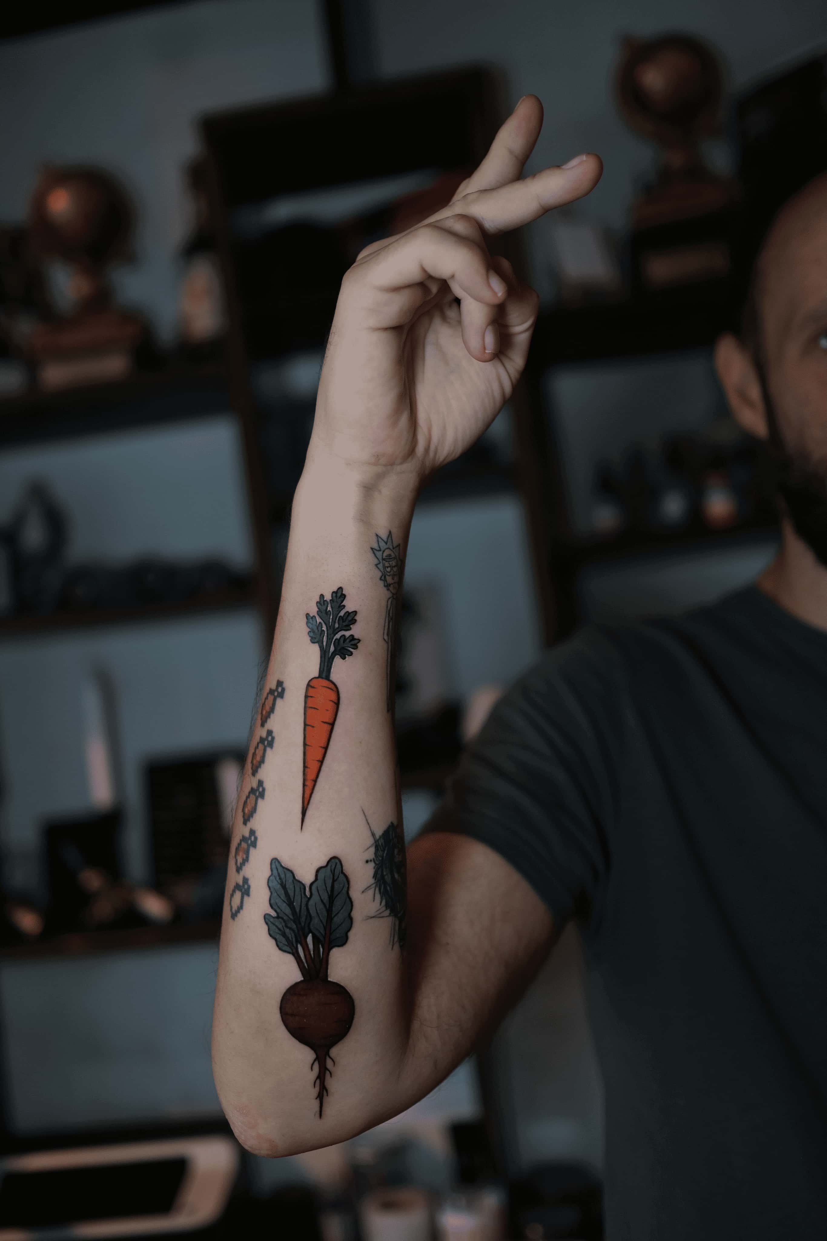 Podlaktica sa šarenim tetovažama šargarepe i cvekle.